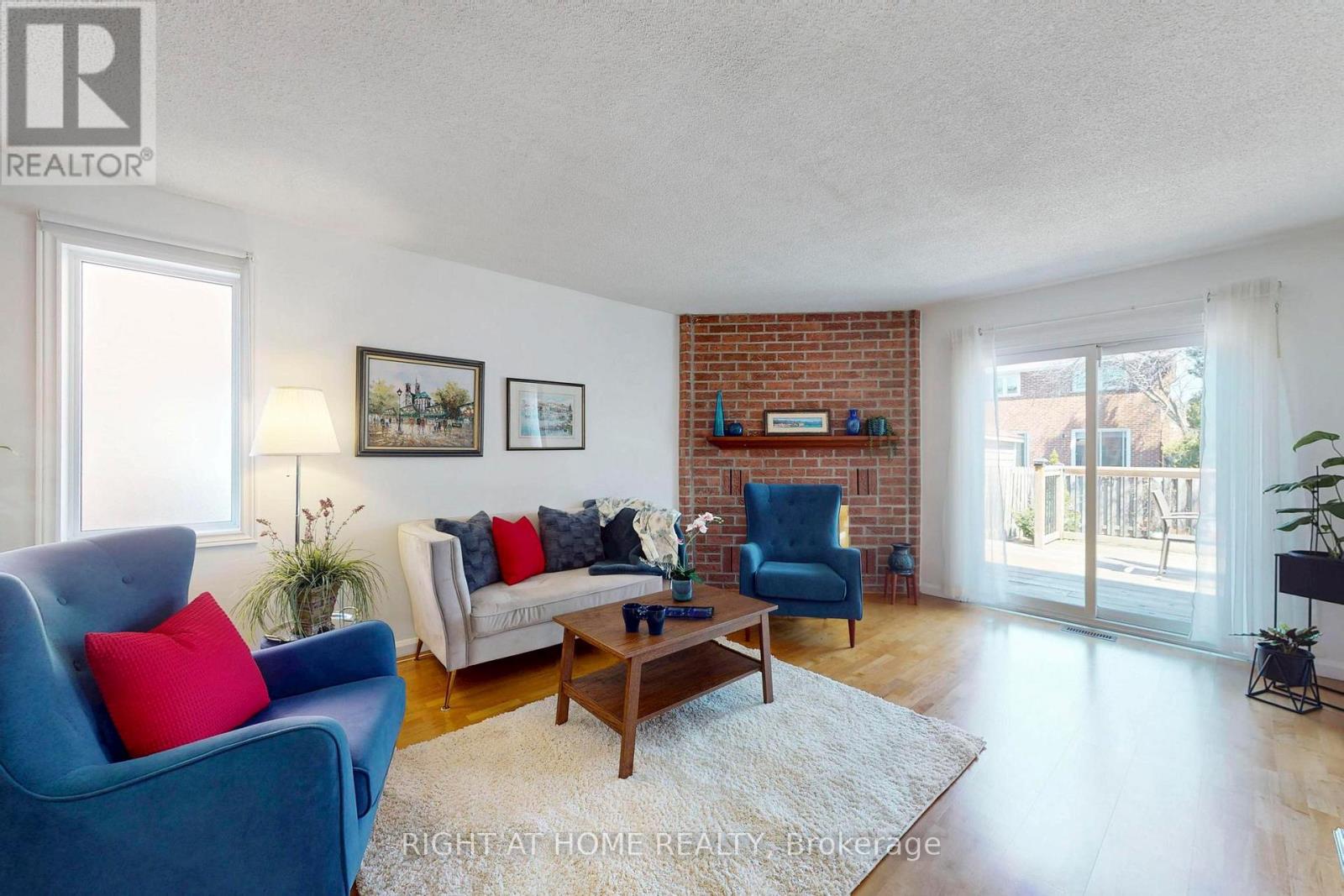 1329 Sweetbirch Court, Mississauga, Ontario  L5C 3R4 - Photo 5 - W12433597