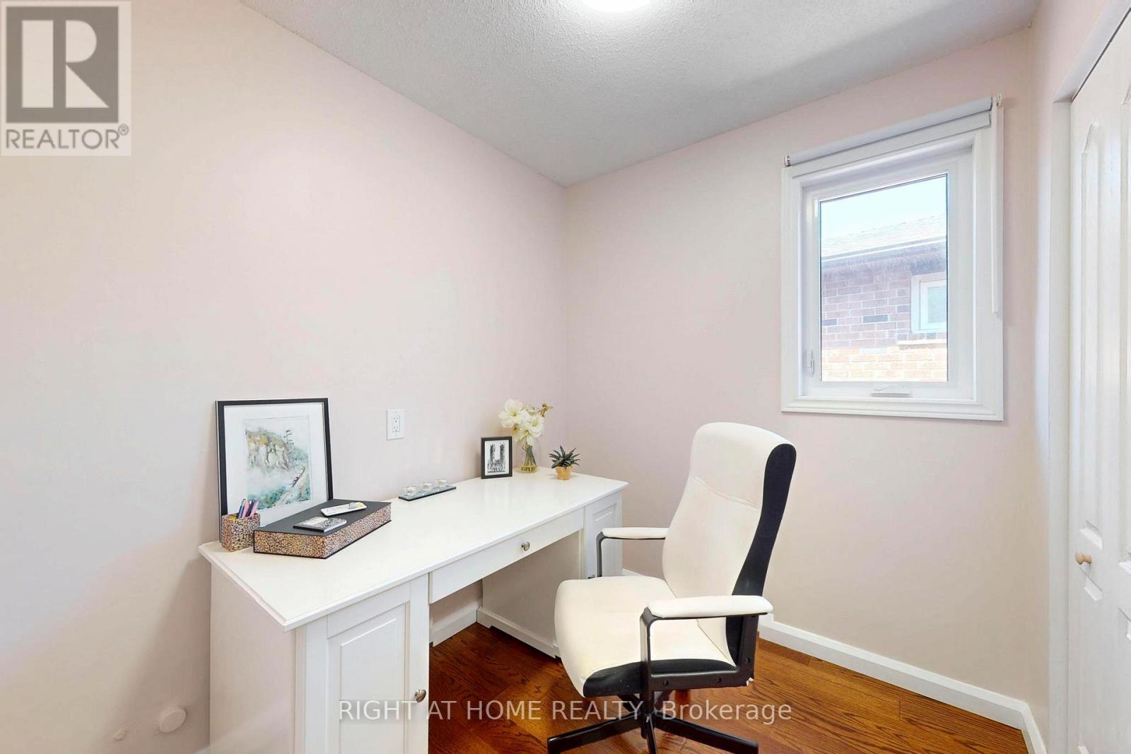 1329 Sweetbirch Court, Mississauga, Ontario  L5C 3R4 - Photo 11 - W12433597