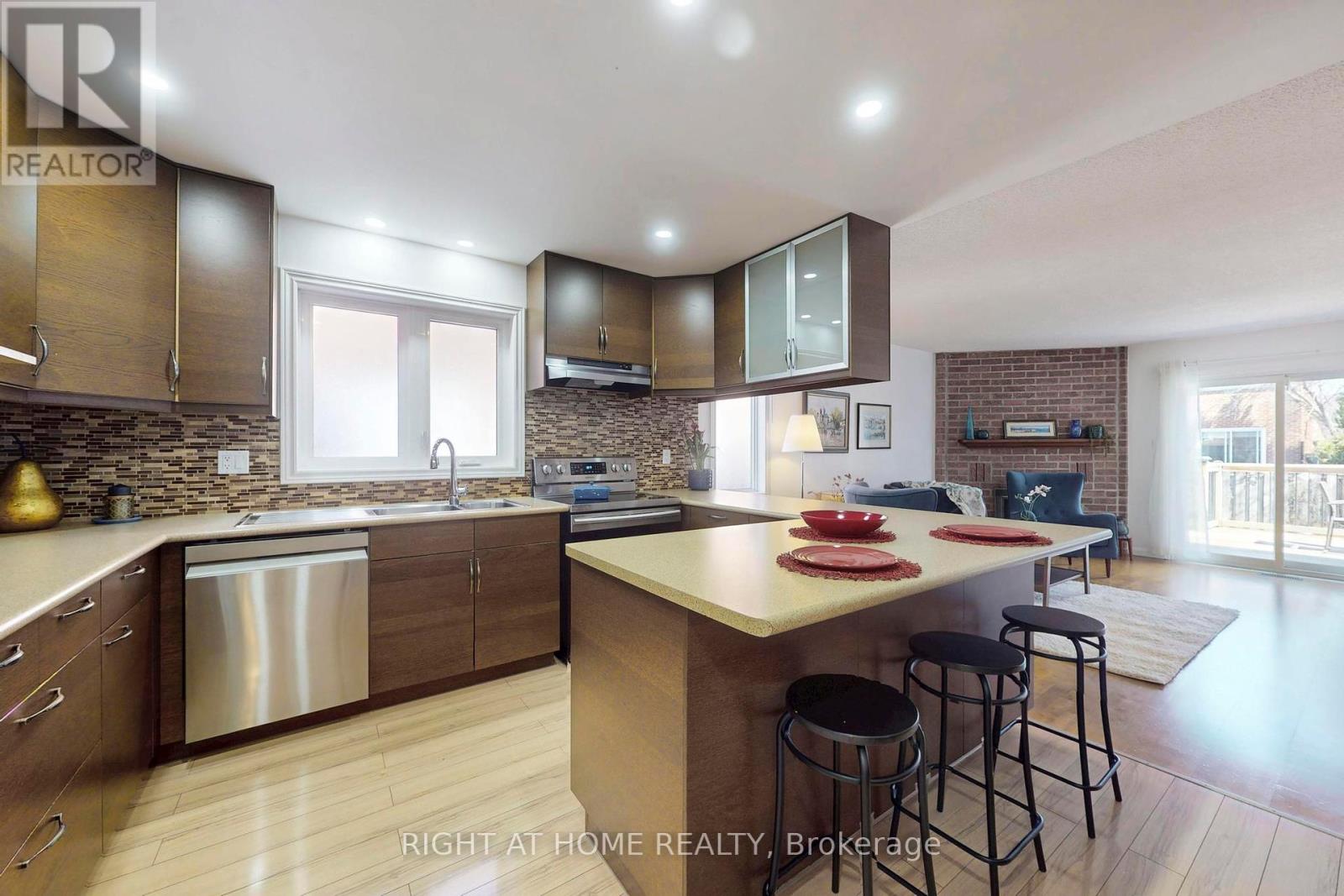 1329 Sweetbirch Court, Mississauga, Ontario  L5C 3R4 - Photo 7 - W12433597