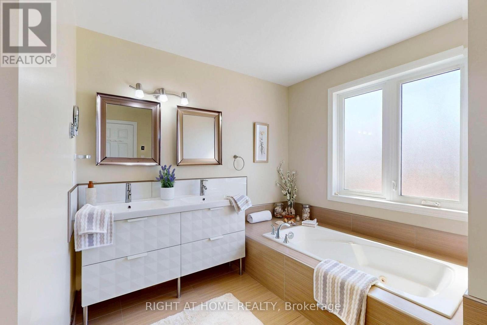 1329 Sweetbirch Court, Mississauga, Ontario  L5C 3R4 - Photo 15 - W12433597