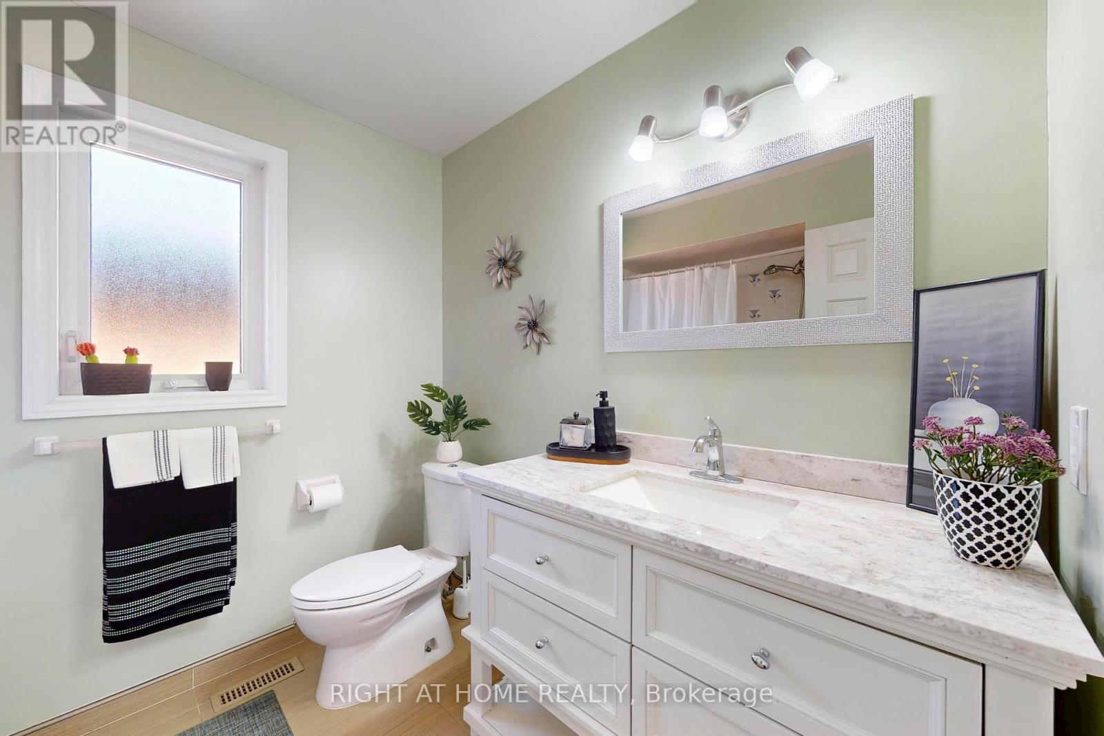 1329 Sweetbirch Court, Mississauga, Ontario  L5C 3R4 - Photo 13 - W12433597