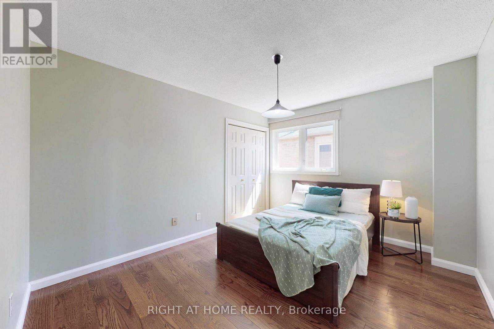 1329 Sweetbirch Court, Mississauga, Ontario  L5C 3R4 - Photo 17 - W12433597