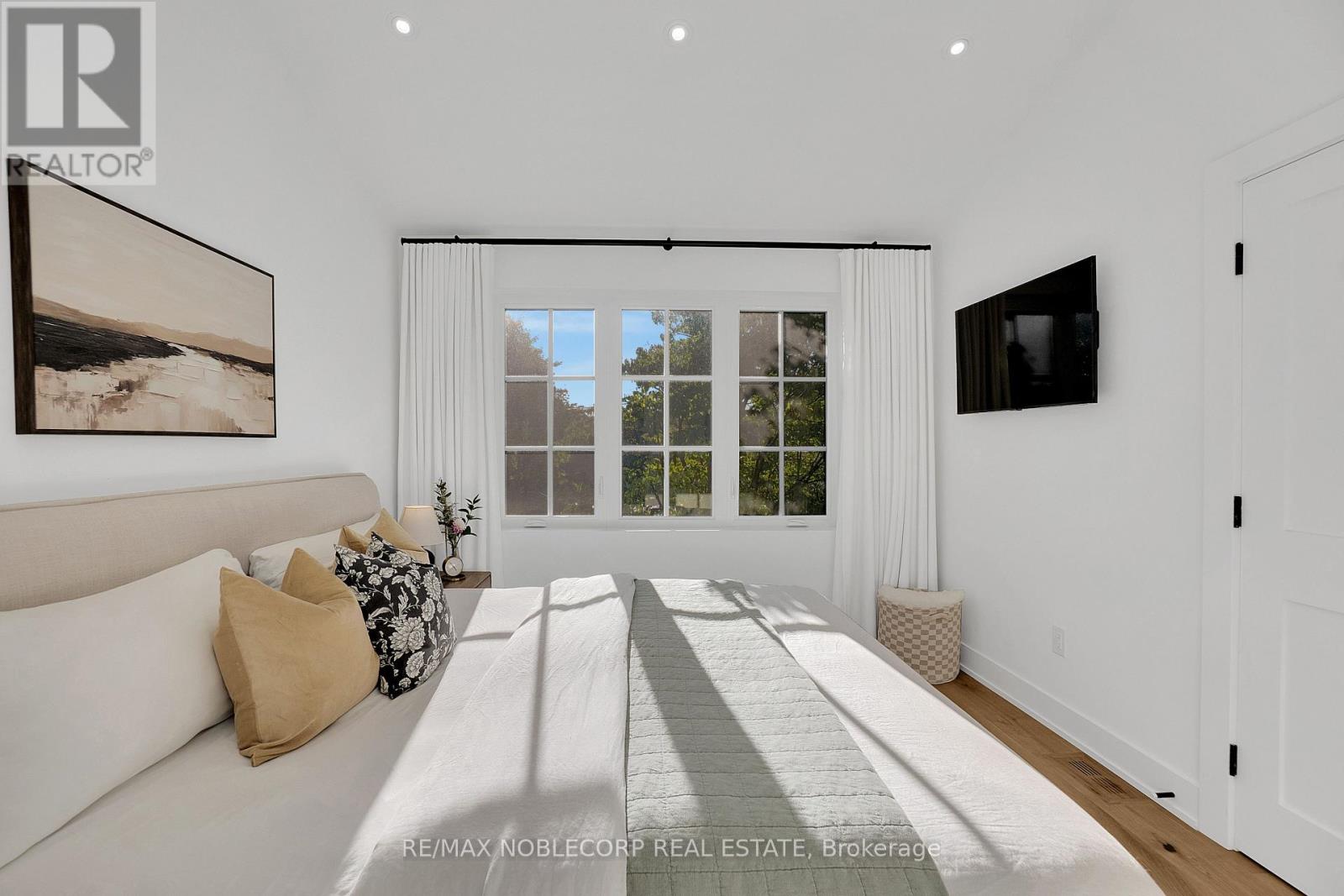 299 Winona Drive, Toronto, Ontario  M6C 3S8 - Photo 16 - C12433756