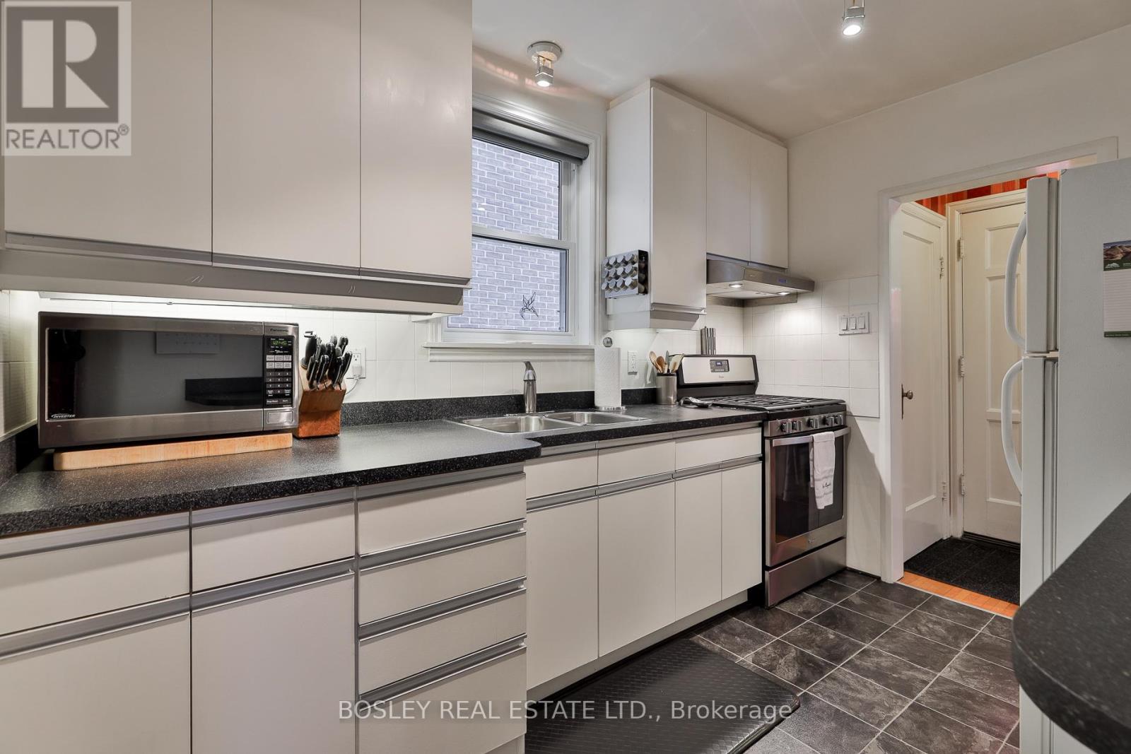 333 Sutherland Drive, Toronto, Ontario  M4G 1J7 - Photo 9 - C12433758