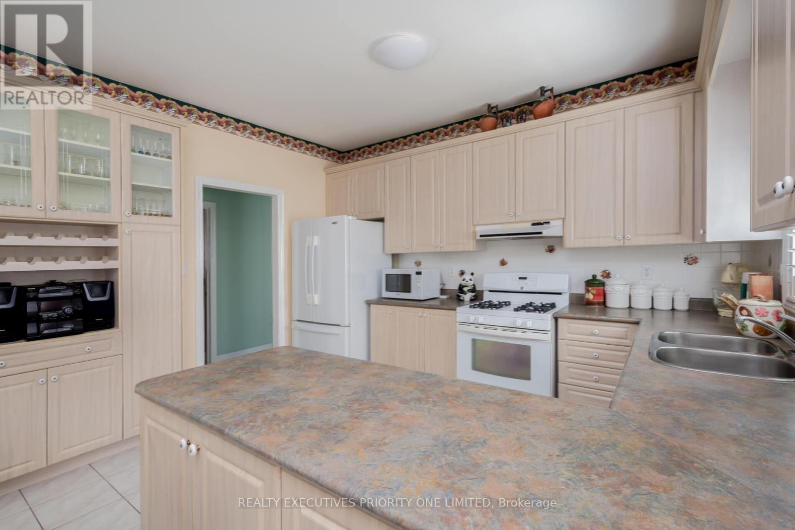 64 Brasswinds Court, Vaughan, Ontario  L4L 9C6 - Photo 12 - N12433772