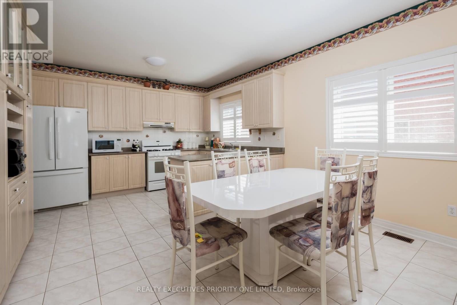 64 Brasswinds Court, Vaughan, Ontario  L4L 9C6 - Photo 9 - N12433772