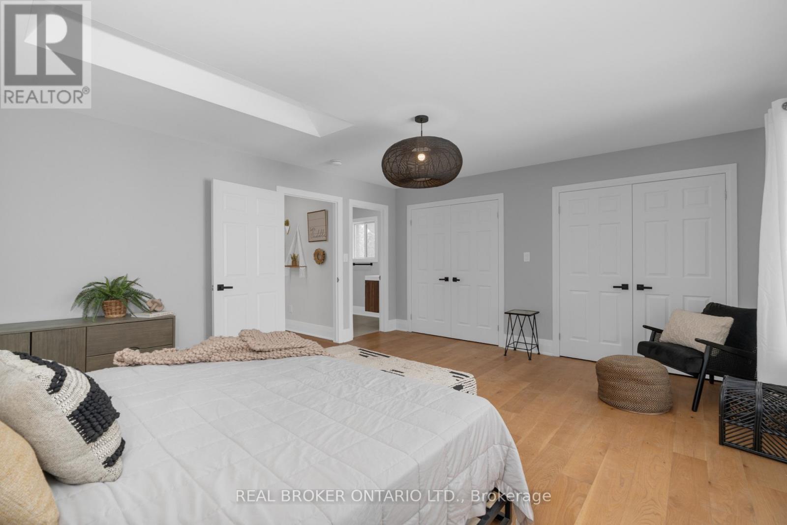 943 Barry Avenue, Innisfil, Ontario  L0L 1W0 - Photo 19 - N12433776