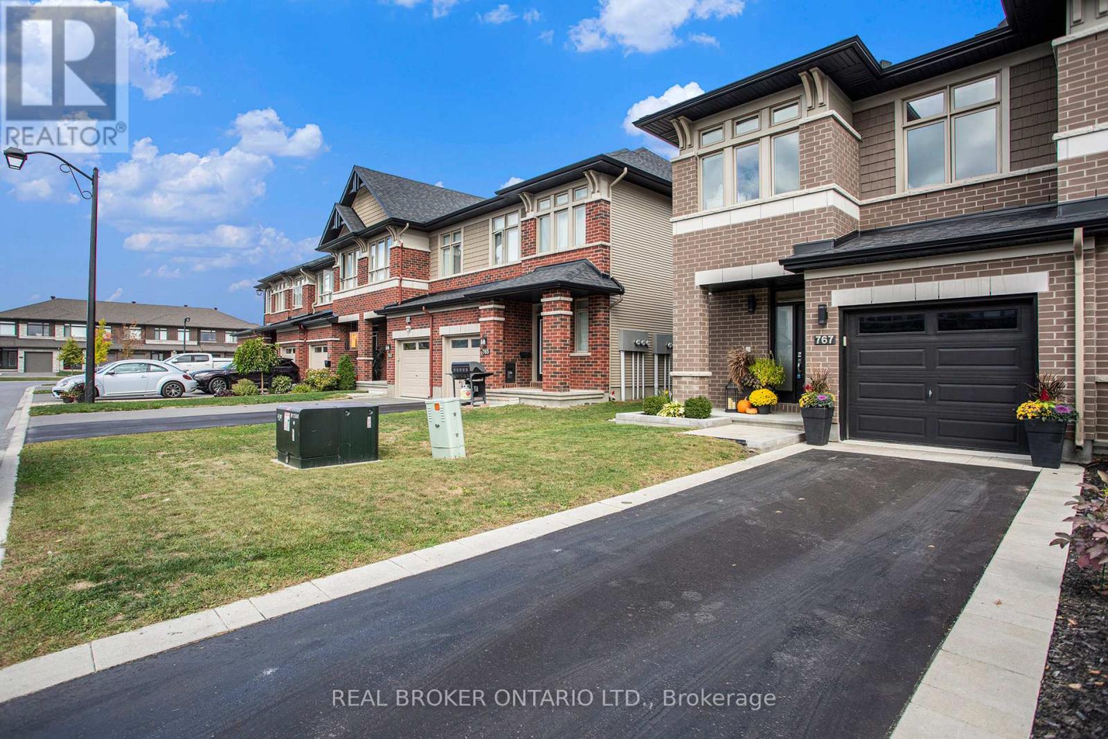 767 Cairn Crescent, Ottawa, Ontario  K1W 0P4 - Photo 4 - X12433827