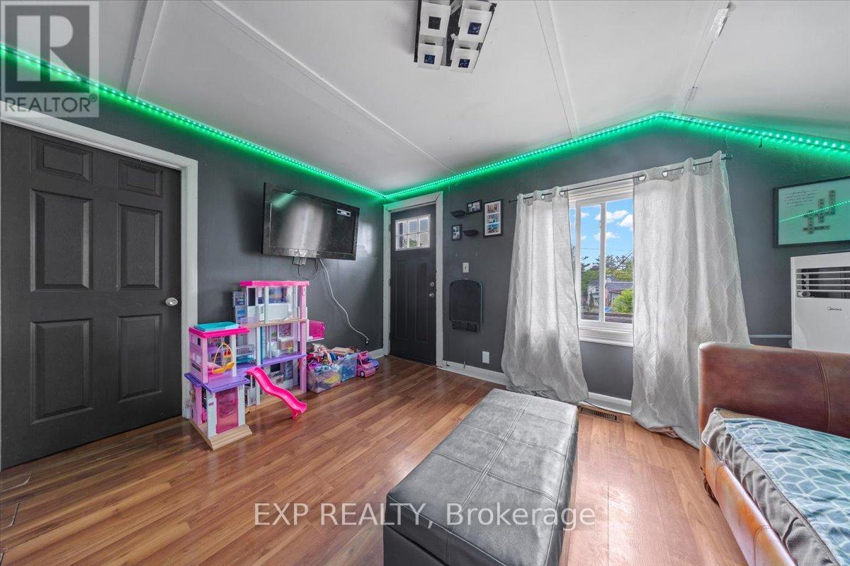 18 Delhi Street, Brockville, Ontario  K6V 4H3 - Photo 10 - X12433864