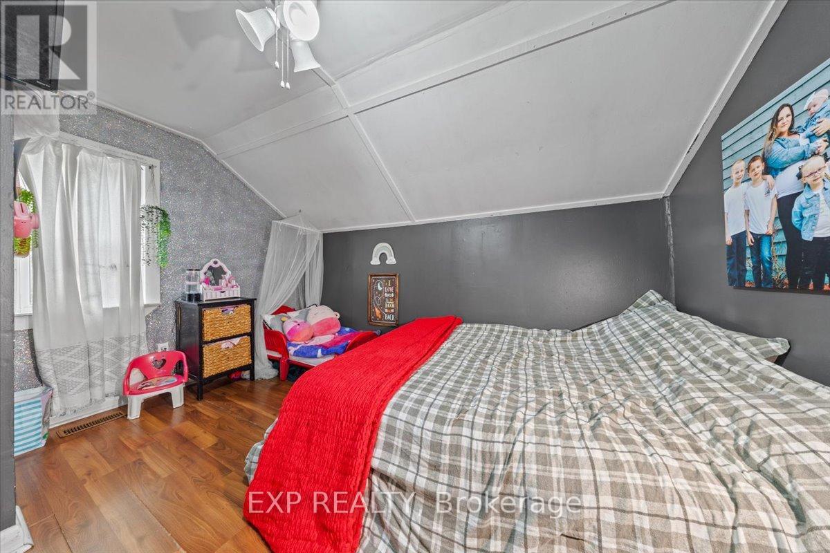 18 Delhi Street, Brockville, Ontario  K6V 4H3 - Photo 13 - X12433864