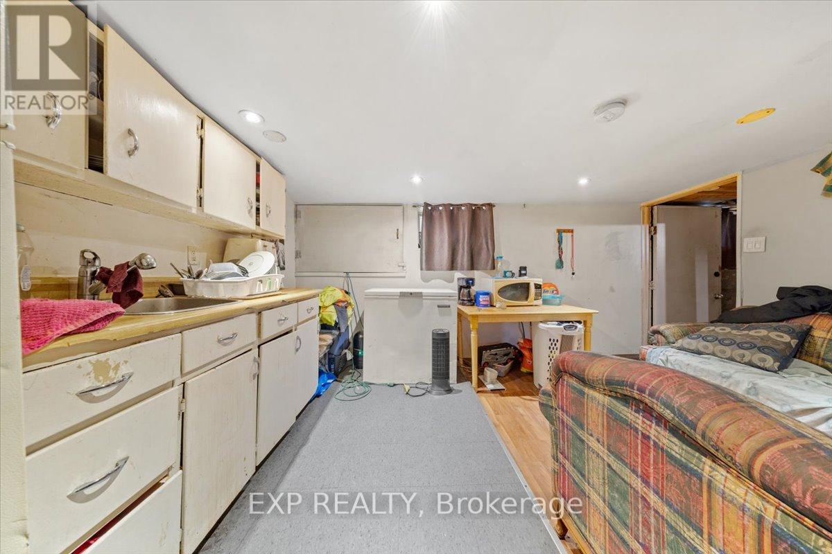 18 Delhi Street, Brockville, Ontario  K6V 4H3 - Photo 7 - X12433864