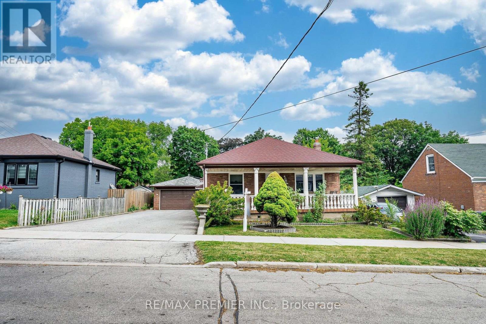 22 MEADOW LANE AVENUE, Toronto, Ontario