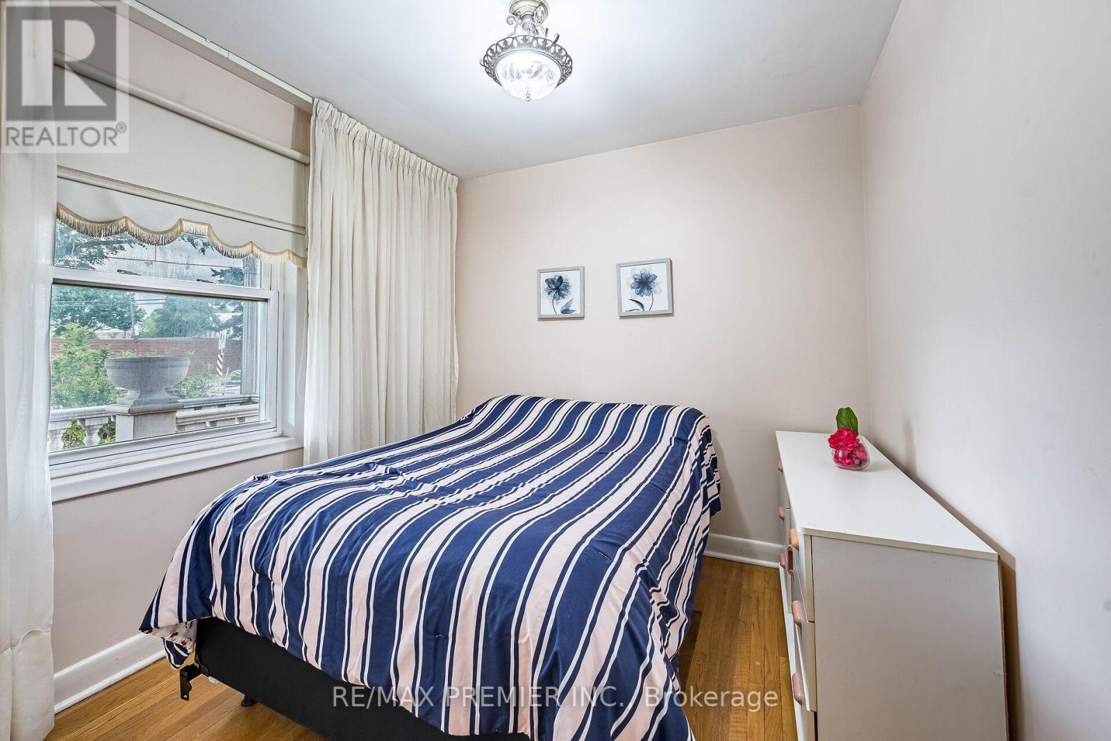 22 Meadow Lane Avenue, Toronto, Ontario  M3L 1C1 - Photo 10 - W12433747