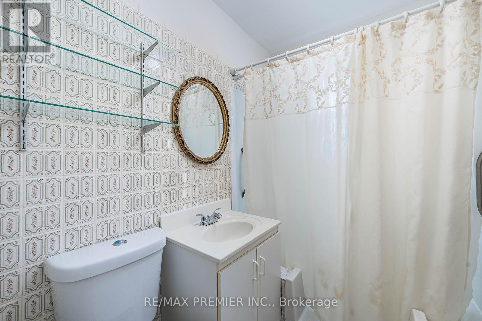 22 Meadow Lane Avenue, Toronto, Ontario  M3L 1C1 - Photo 11 - W12433747
