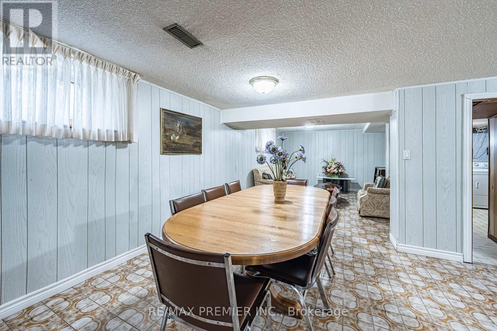 22 Meadow Lane Avenue, Toronto, Ontario  M3L 1C1 - Photo 14 - W12433747