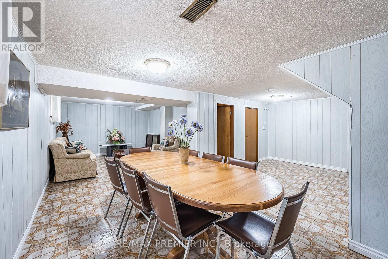 22 Meadow Lane Avenue, Toronto, Ontario  M3L 1C1 - Photo 15 - W12433747