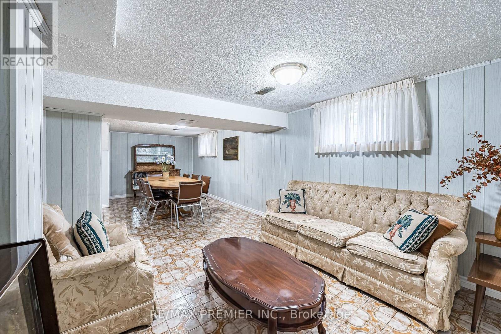 22 Meadow Lane Avenue, Toronto, Ontario  M3L 1C1 - Photo 18 - W12433747