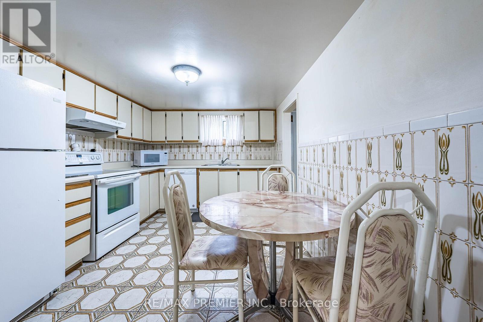 22 Meadow Lane Avenue, Toronto, Ontario  M3L 1C1 - Photo 20 - W12433747