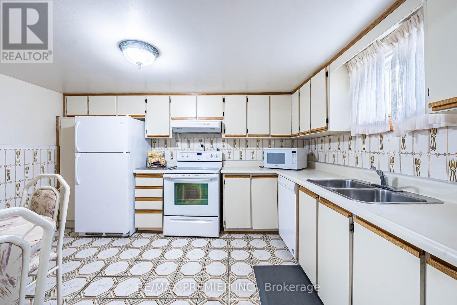 22 Meadow Lane Avenue, Toronto, Ontario  M3L 1C1 - Photo 21 - W12433747