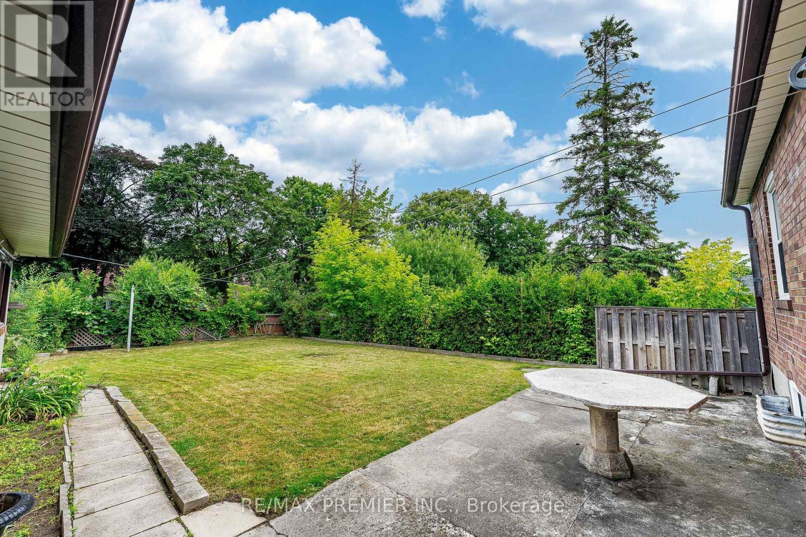 22 Meadow Lane Avenue, Toronto, Ontario  M3L 1C1 - Photo 22 - W12433747