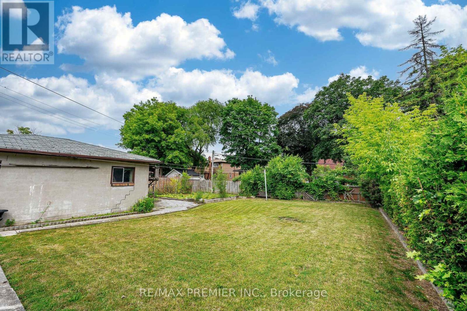 22 Meadow Lane Avenue, Toronto, Ontario  M3L 1C1 - Photo 23 - W12433747
