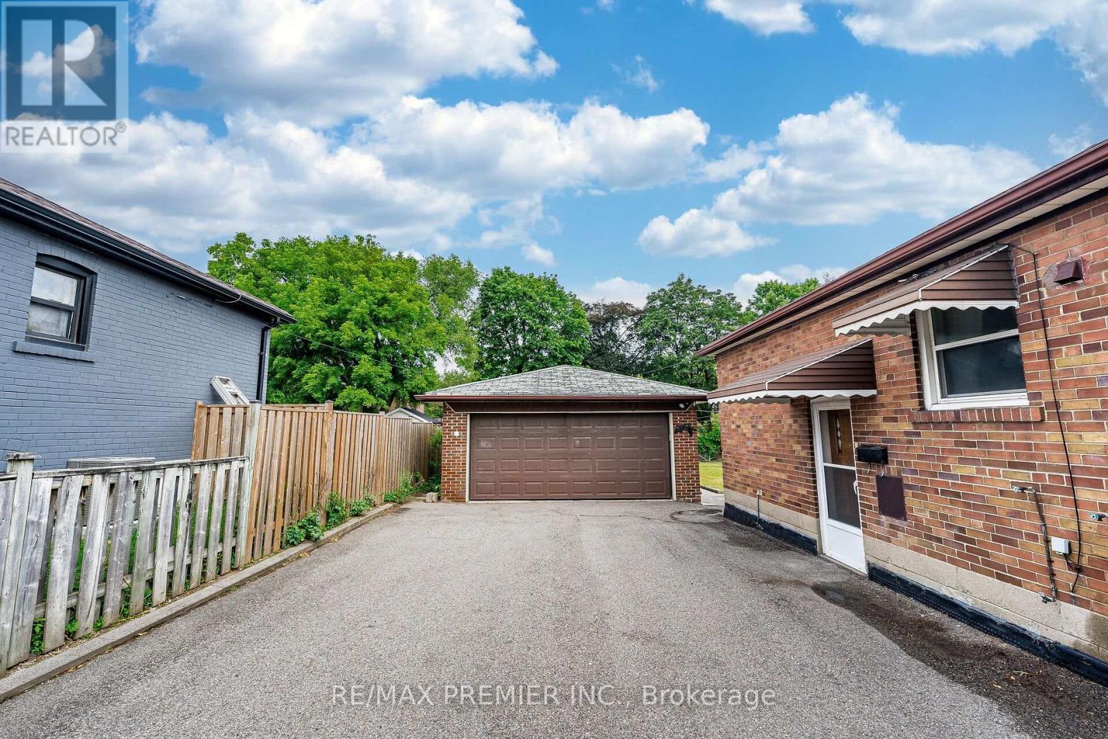 22 Meadow Lane Avenue, Toronto, Ontario  M3L 1C1 - Photo 25 - W12433747