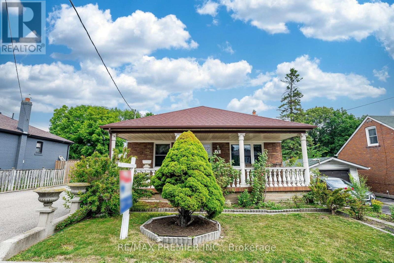 22 Meadow Lane Avenue, Toronto, Ontario  M3L 1C1 - Photo 3 - W12433747