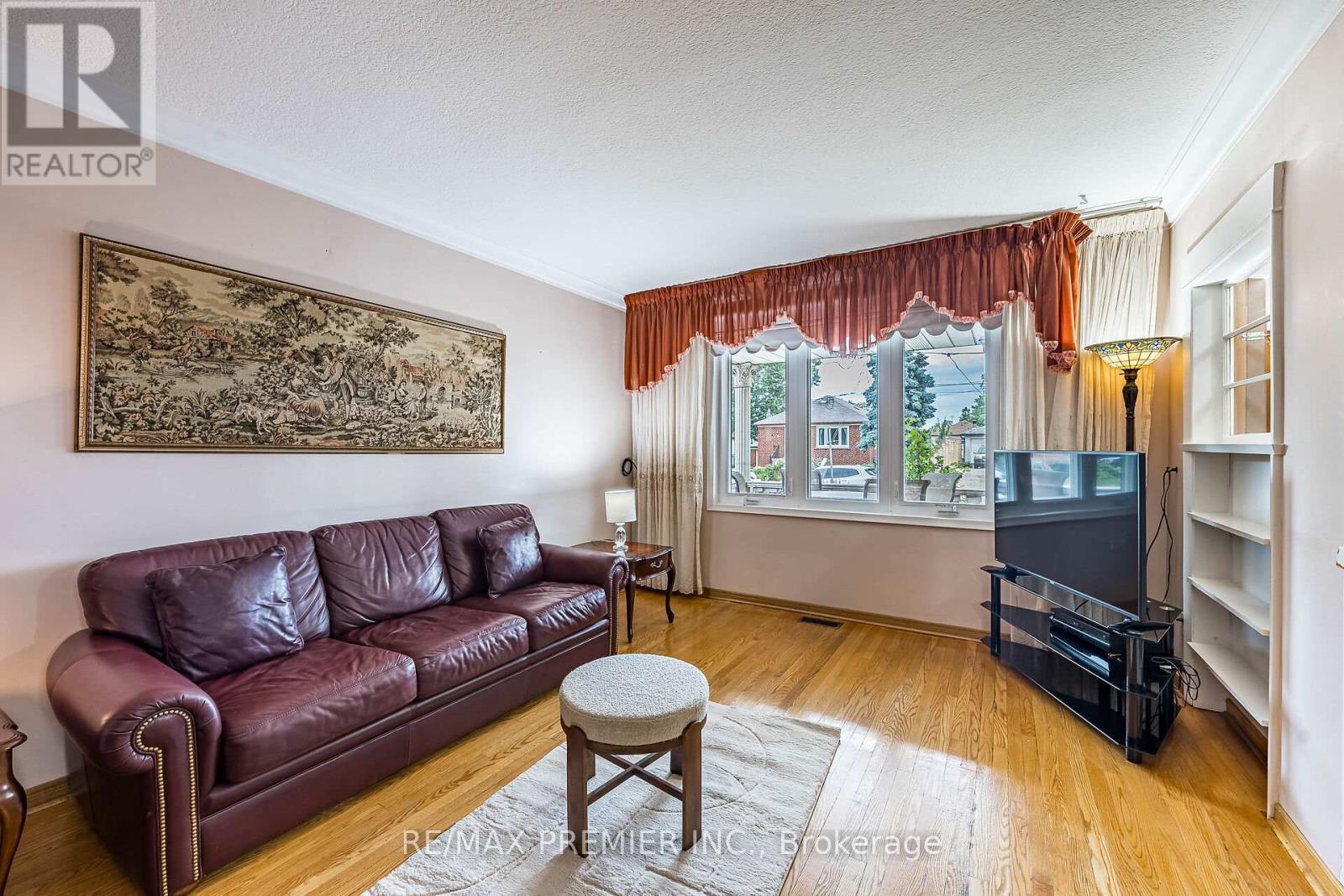 22 Meadow Lane Avenue, Toronto, Ontario  M3L 1C1 - Photo 4 - W12433747