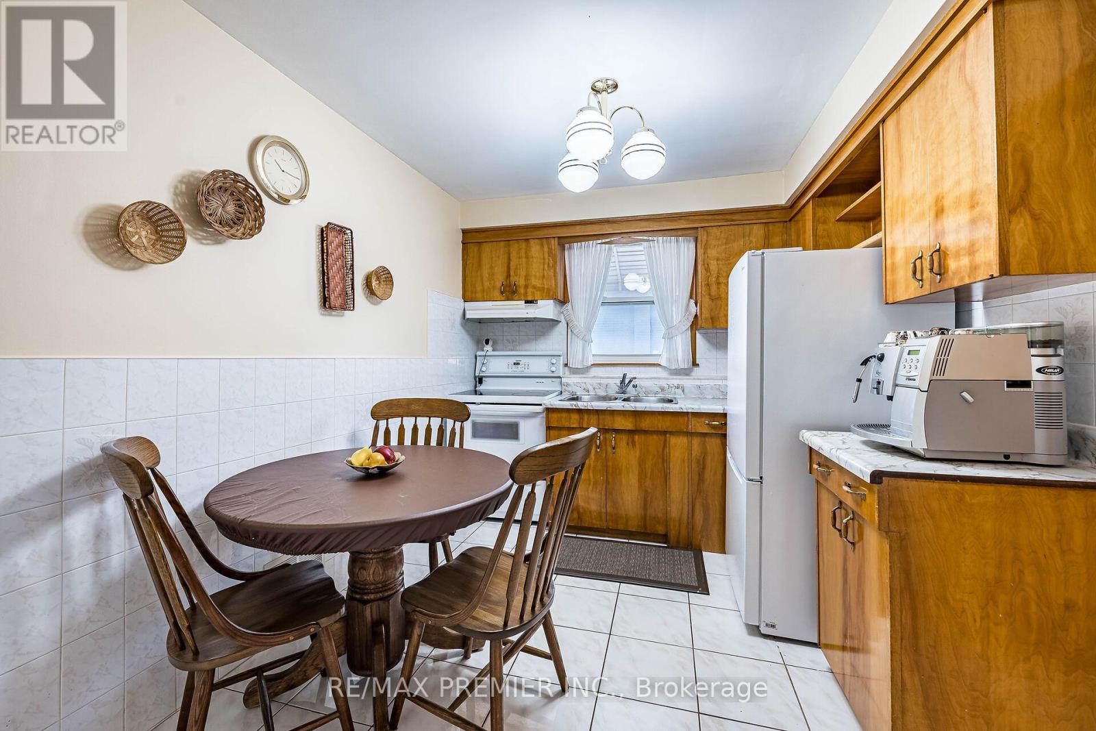 22 Meadow Lane Avenue, Toronto, Ontario  M3L 1C1 - Photo 6 - W12433747