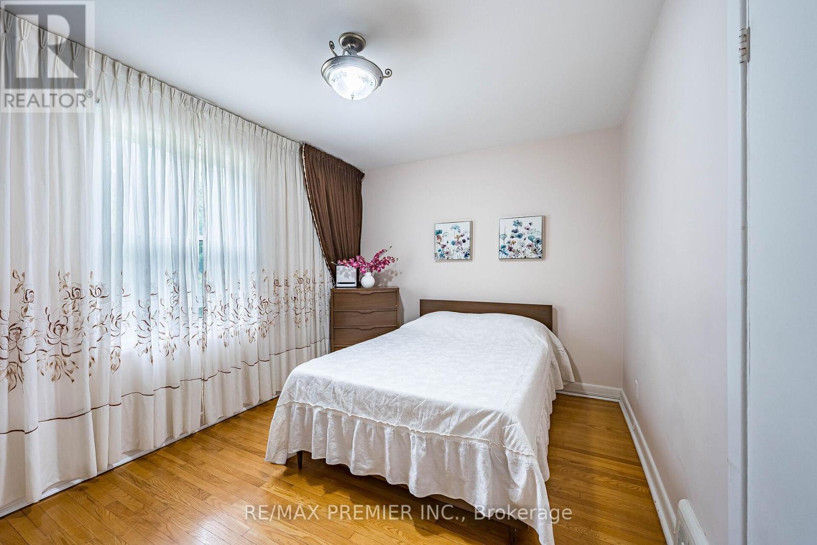 22 Meadow Lane Avenue, Toronto, Ontario  M3L 1C1 - Photo 8 - W12433747