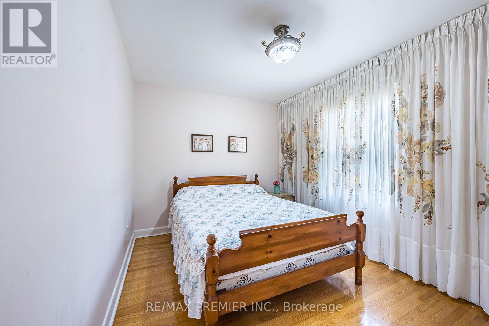 22 Meadow Lane Avenue, Toronto, Ontario  M3L 1C1 - Photo 9 - W12433747