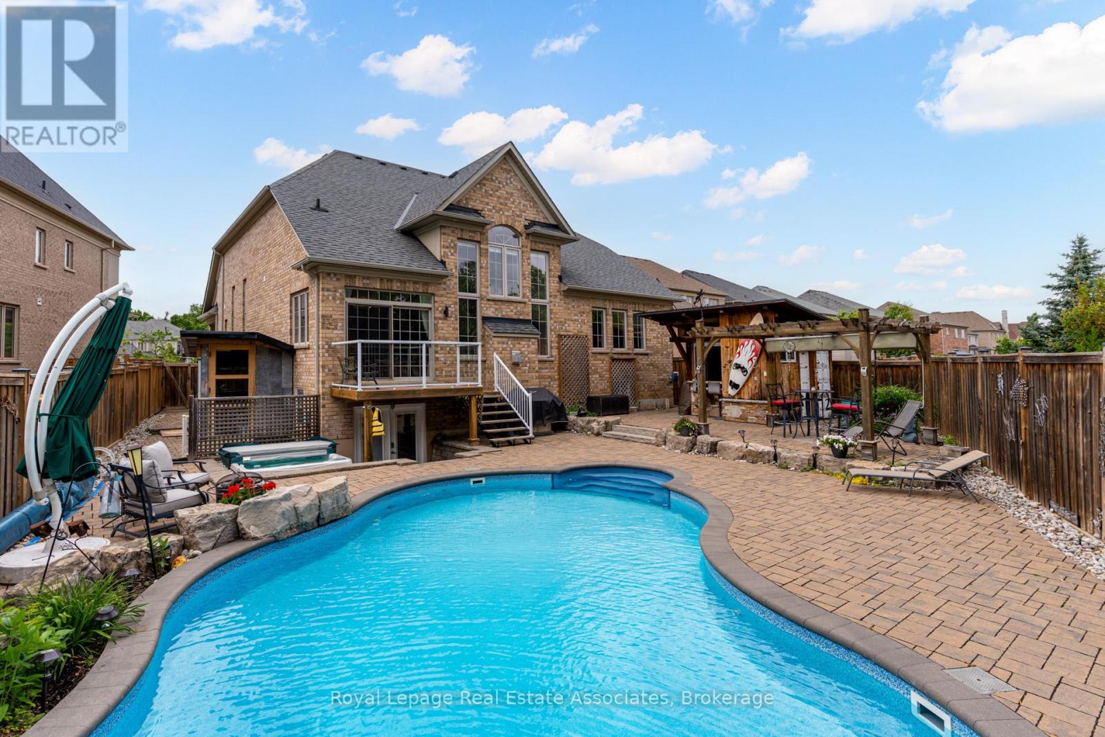 20 Cannington Crescent, Brampton, Ontario  L6X 0W6 - Photo 3 - W12433755