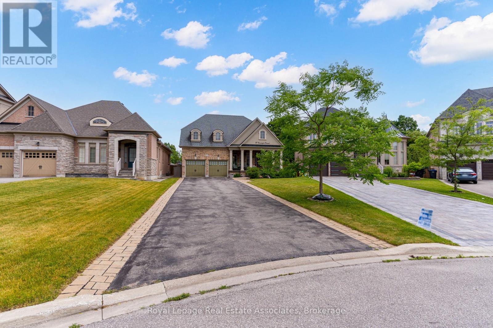 20 Cannington Crescent, Brampton, Ontario  L6X 0W6 - Photo 4 - W12433755