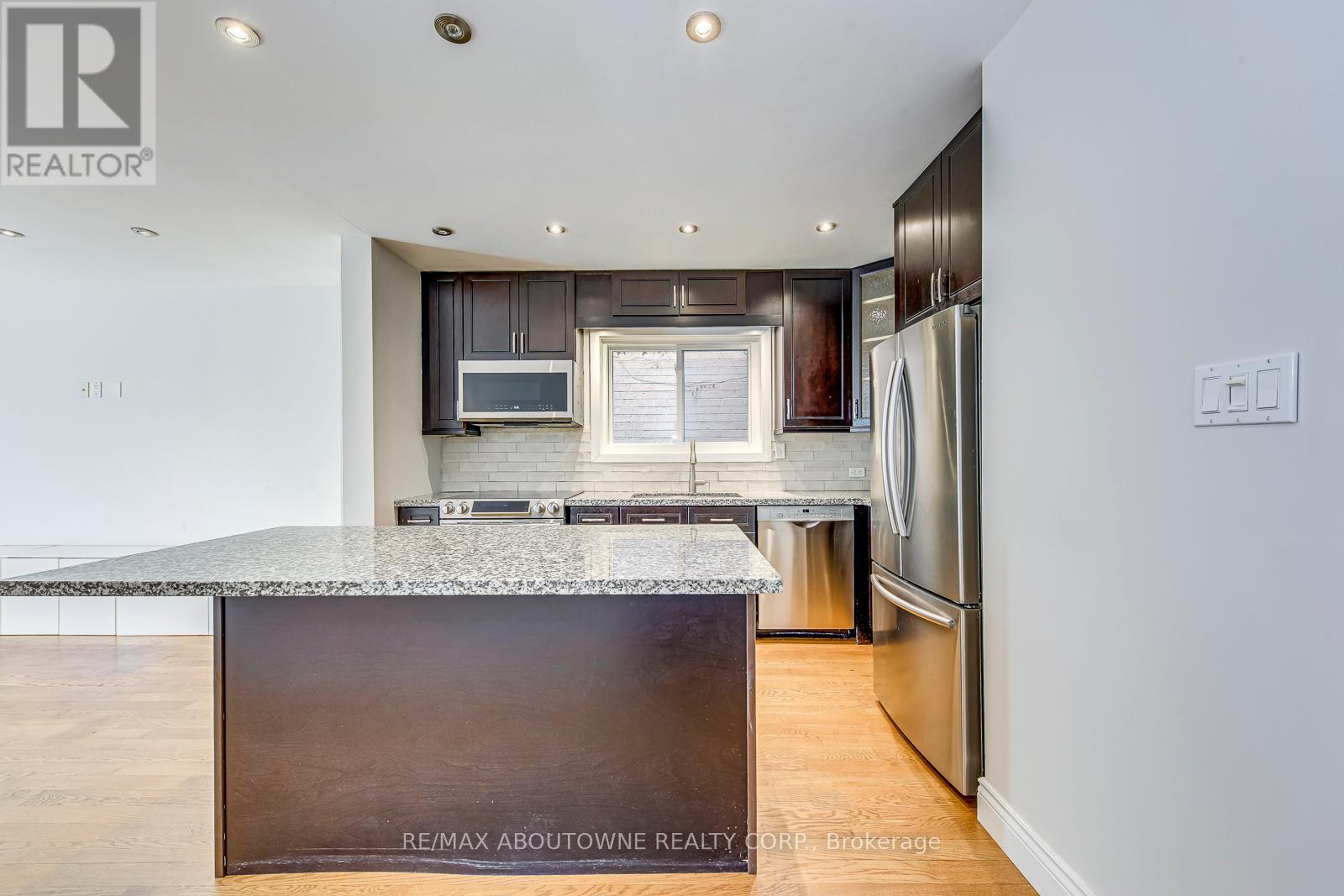 2407 Stefi Trail, Oakville, Ontario  L6H 5Y5 - Photo 8 - W12433766