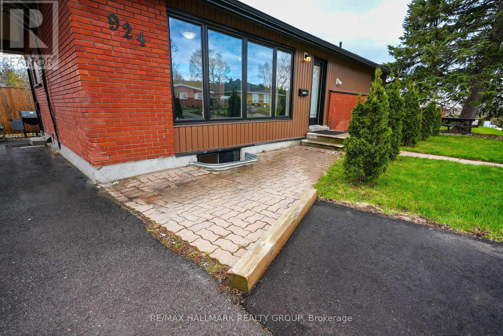 924 Bermuda Avenue, Ottawa, Ontario  K1K 0V6 - Photo 4 - X12316561