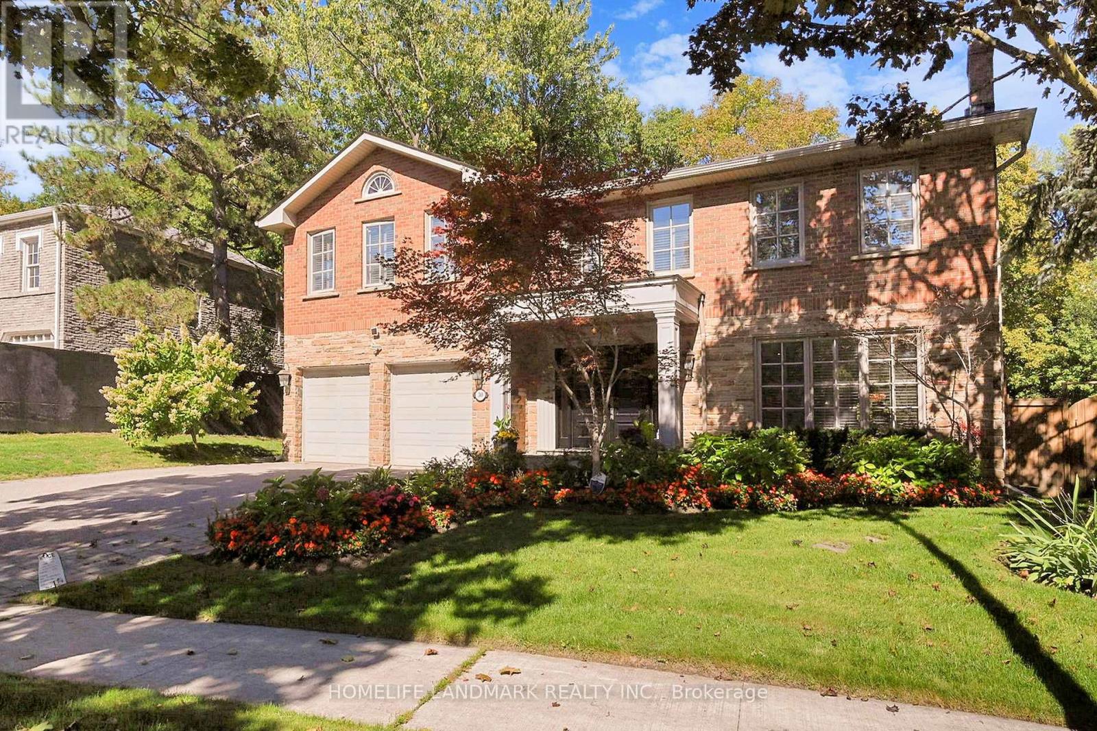 30 Bobwhite Crescent, Toronto, Ontario  M2L 2E1 - Photo 2 - C12433811