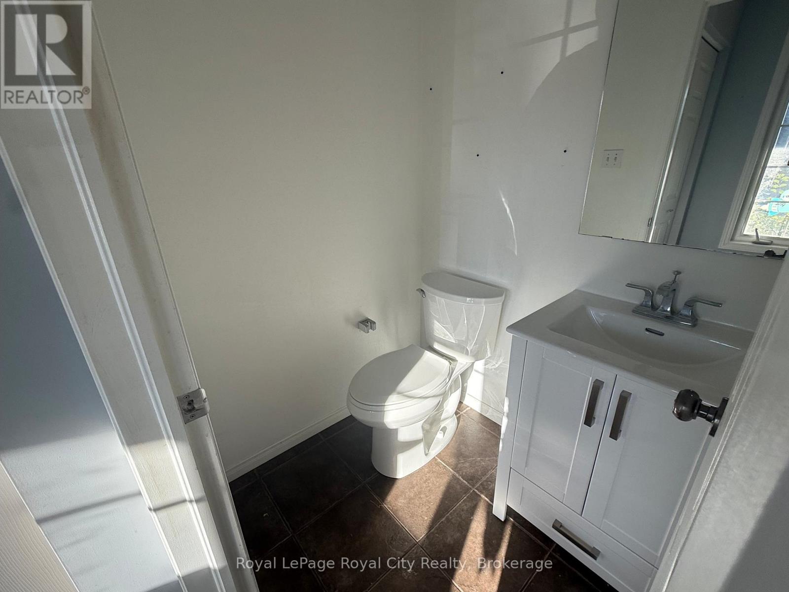 Upper - 115 Cedarvale Avenue, Guelph, Ontario  N1E 7K2 - Photo 11 - X12428542