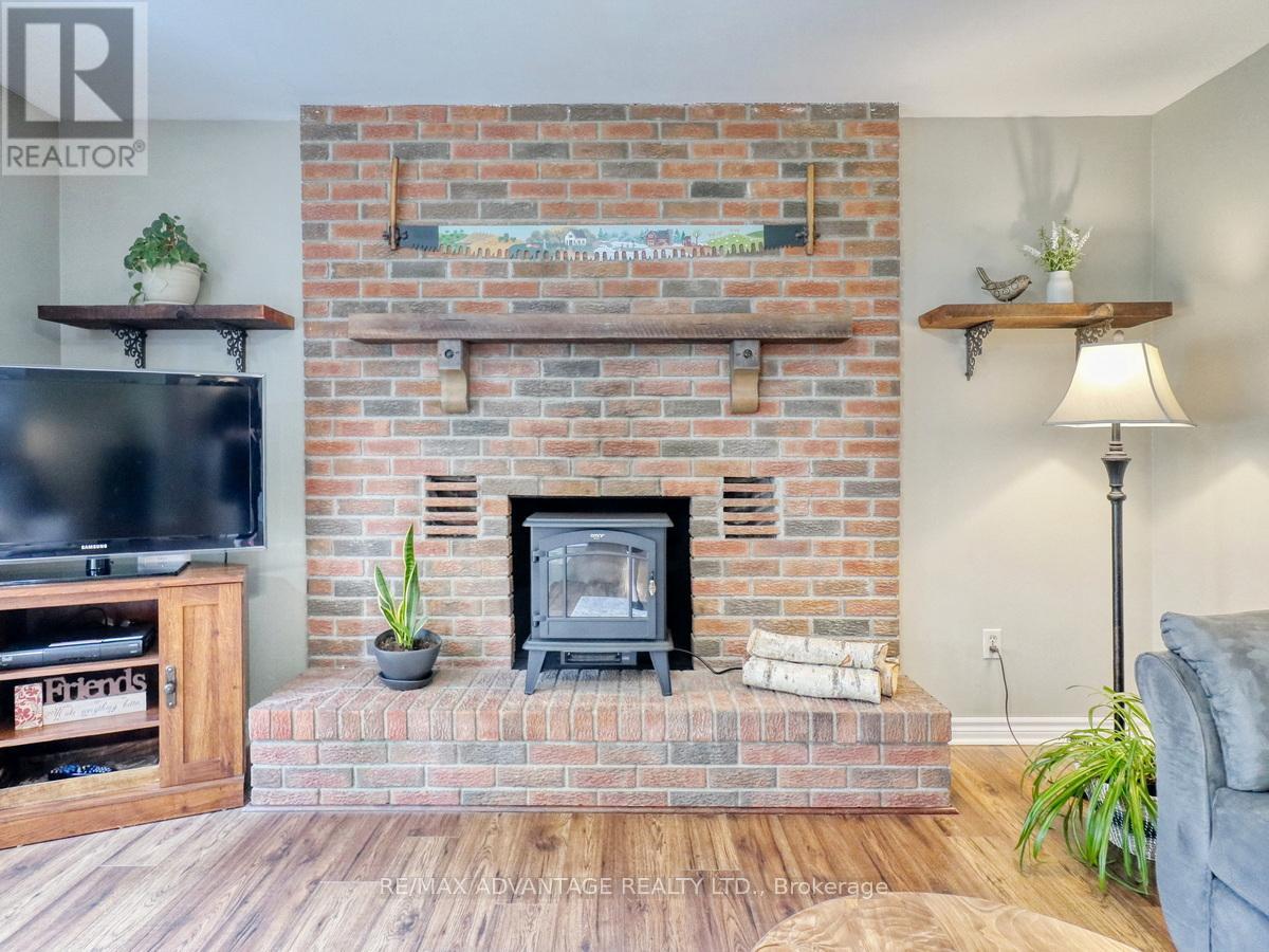 8 East Williams Street, North Middlesex, Ontario  N0M 1A0 - Photo 10 - X12433909