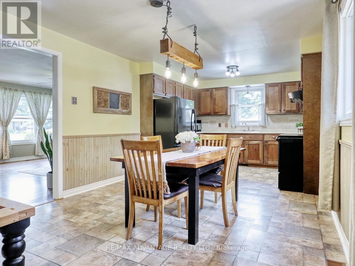 8 East Williams Street, North Middlesex, Ontario  N0M 1A0 - Photo 14 - X12433909