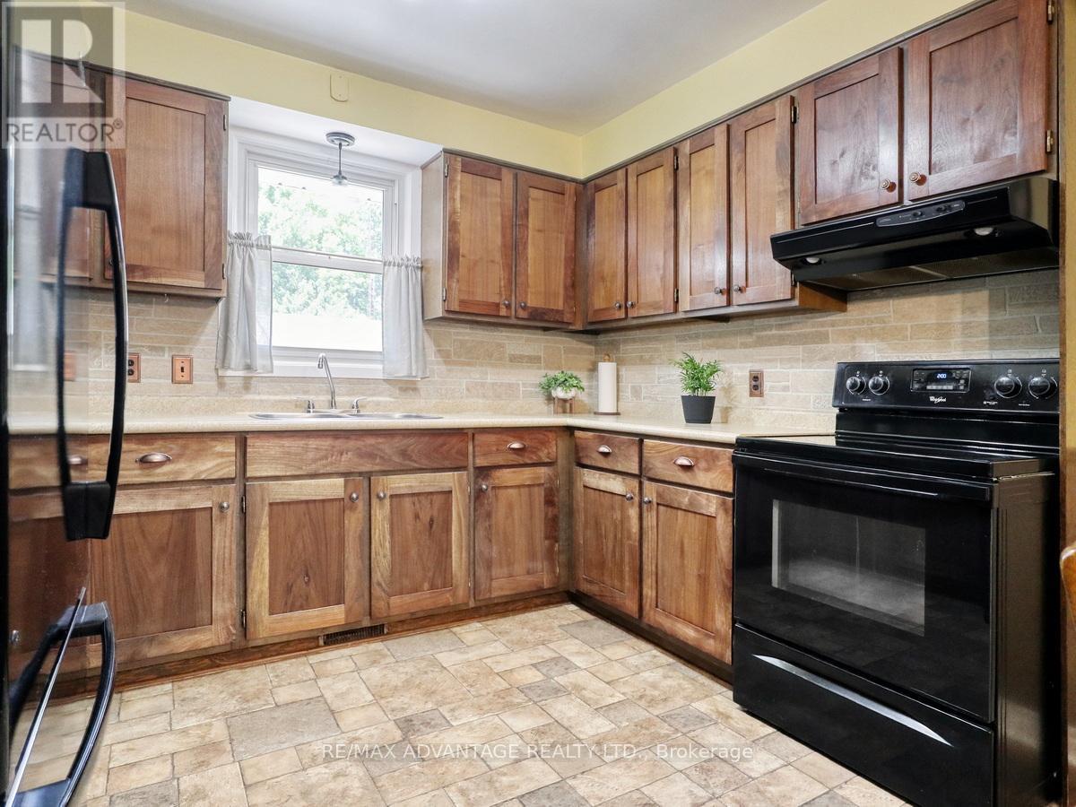 8 East Williams Street, North Middlesex, Ontario  N0M 1A0 - Photo 17 - X12433909