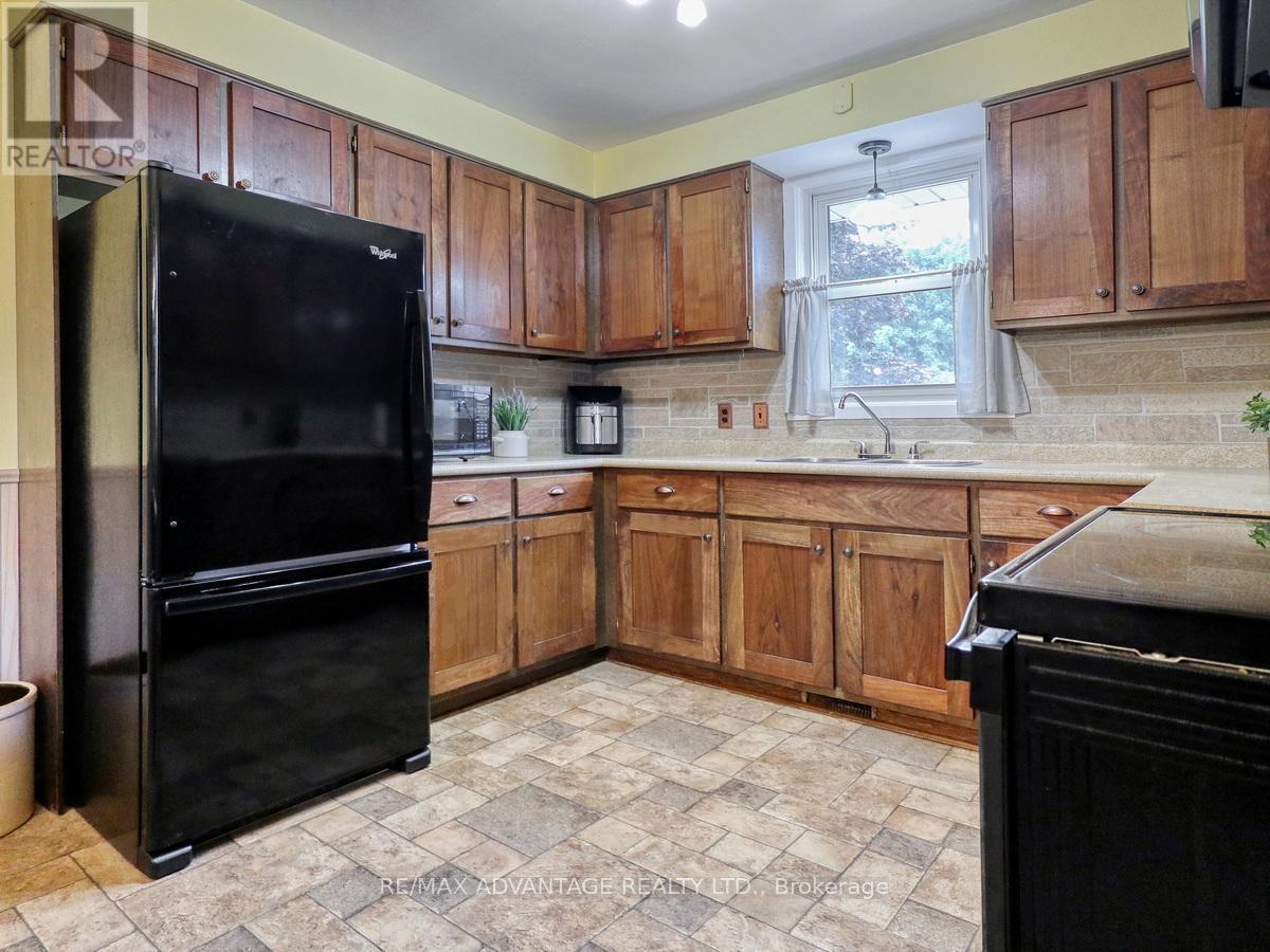 8 East Williams Street, North Middlesex, Ontario  N0M 1A0 - Photo 18 - X12433909