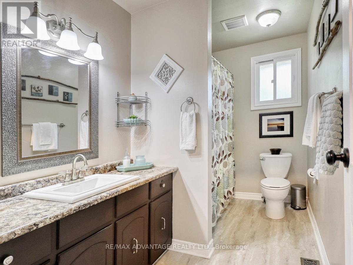 8 East Williams Street, North Middlesex, Ontario  N0M 1A0 - Photo 20 - X12433909