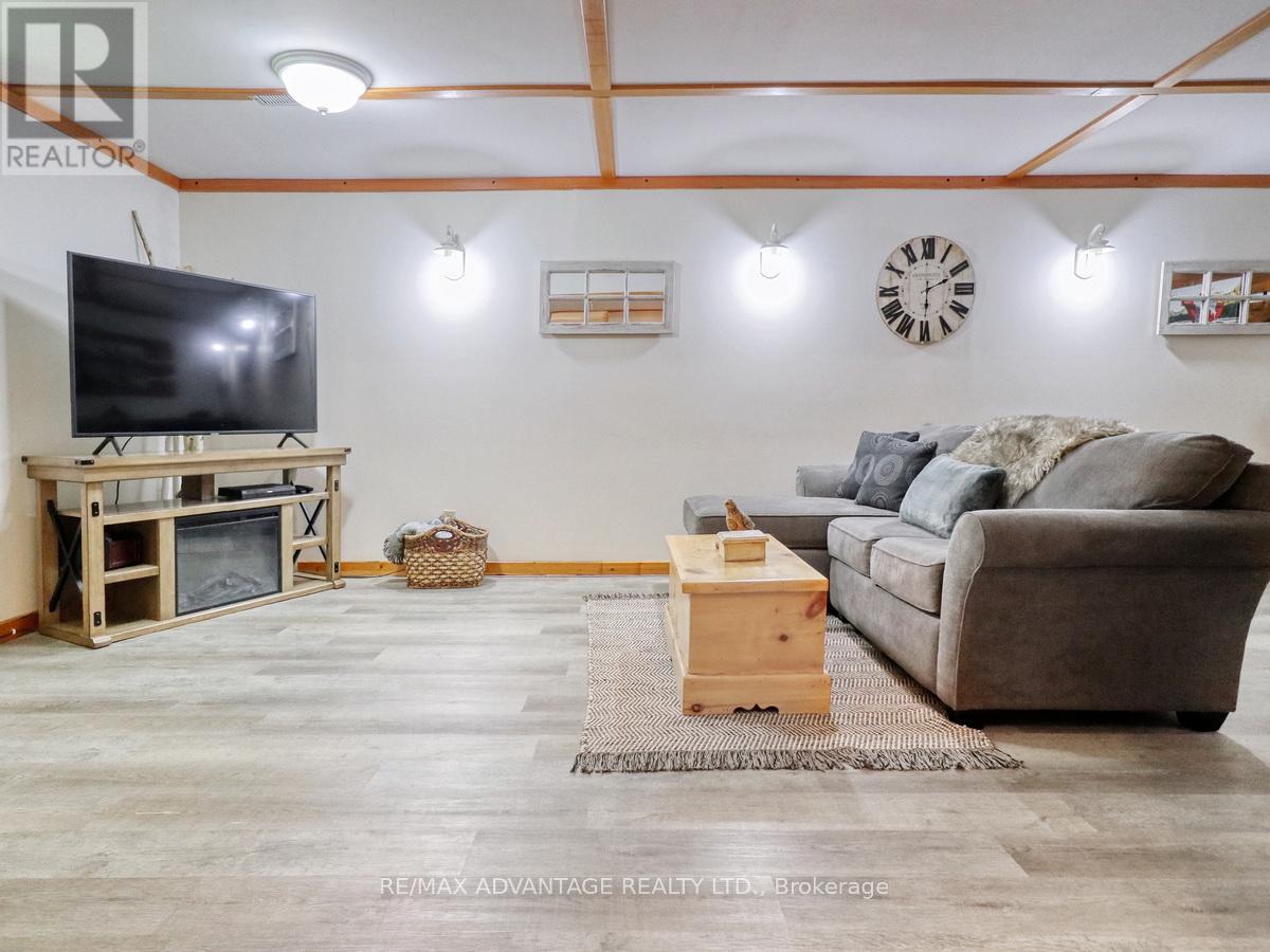 8 East Williams Street, North Middlesex, Ontario  N0M 1A0 - Photo 29 - X12433909