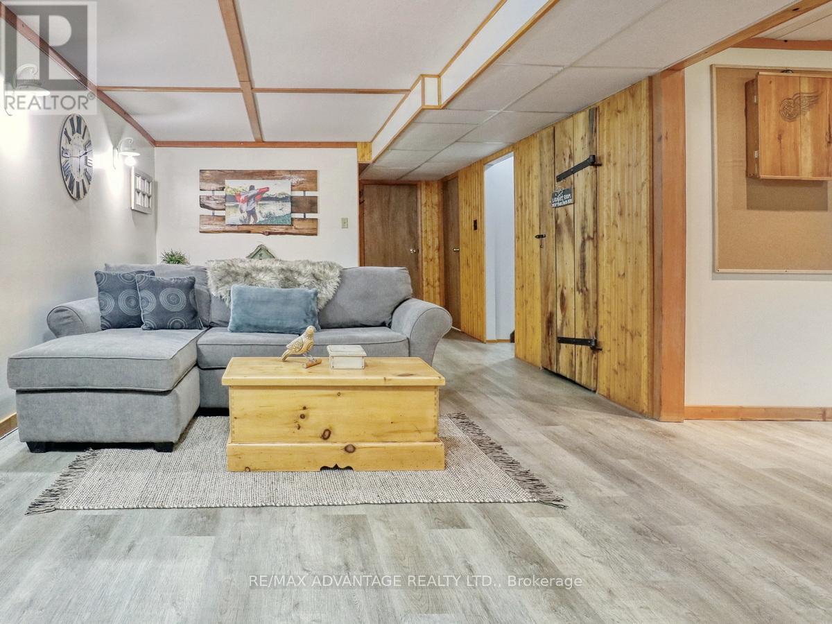 8 East Williams Street, North Middlesex, Ontario  N0M 1A0 - Photo 30 - X12433909