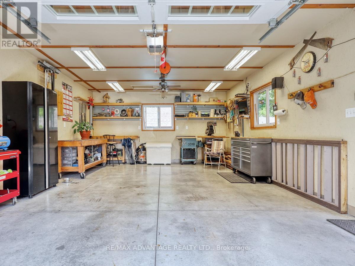 8 East Williams Street, North Middlesex, Ontario  N0M 1A0 - Photo 5 - X12433909