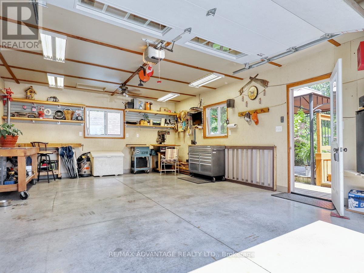 8 East Williams Street, North Middlesex, Ontario  N0M 1A0 - Photo 6 - X12433909
