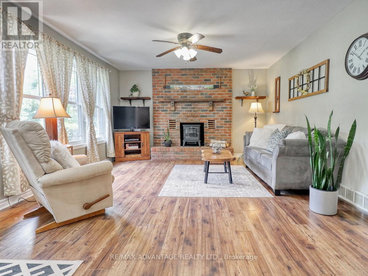 8 East Williams Street, North Middlesex, Ontario  N0M 1A0 - Photo 8 - X12433909