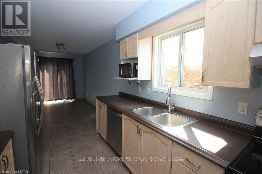 199 Emerald Road, London South, Ontario  N6B 2V3 - Photo 5 - X12433919