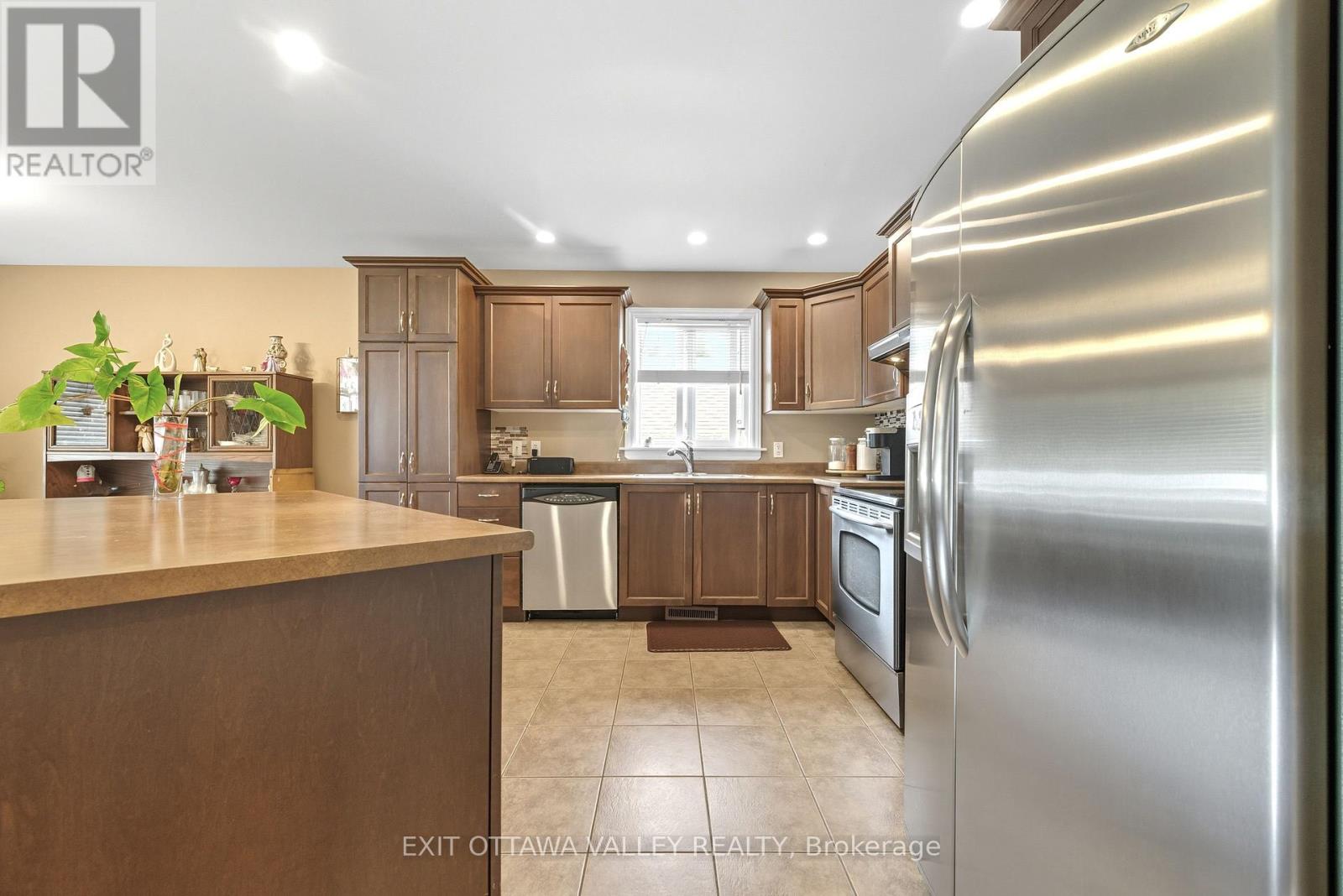 8 Cockcroft Crescent, Deep River, Ontario  K0J 1P0 - Photo 10 - X12434024