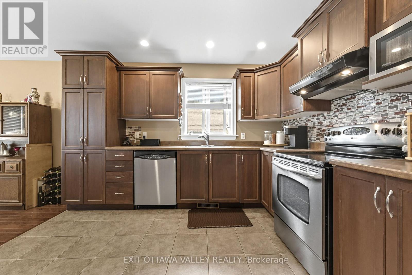 8 Cockcroft Crescent, Deep River, Ontario  K0J 1P0 - Photo 11 - X12434024
